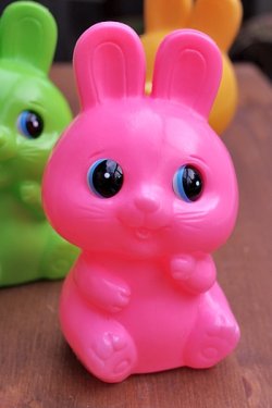 画像2: 幸福銀行 貯金箱 ウサギ(ピンク/緑/黄色)