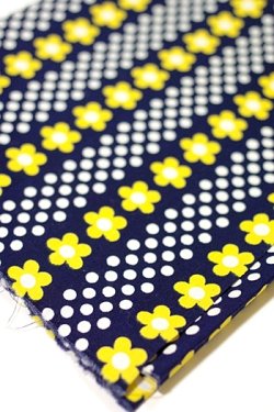 画像1: 布地 紺地 黄色花柄と水玉 92cm×50cm