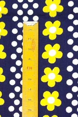 画像2: 布地 紺地 黄色花柄と水玉 92cm×50cm