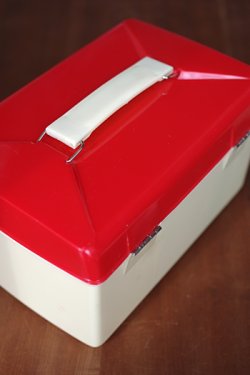 画像2: プラスチック製救急箱 赤蓋