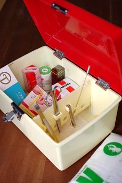 画像1: プラスチック製救急箱 赤蓋