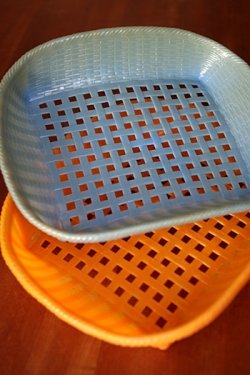 画像1: 古いプラスチックのザル(オレンジ/ブルー)