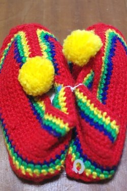 画像1: 手編み ルームソックス 赤地 紺×緑×黄色 ボンボン