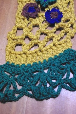 画像3: 手編みマフラー 緑×カラシ色 小花モチーフ付