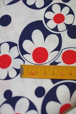 画像3: 布地 白地 赤×紺花柄 110cm×150cm