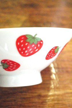 画像1: お茶碗　イチゴ柄