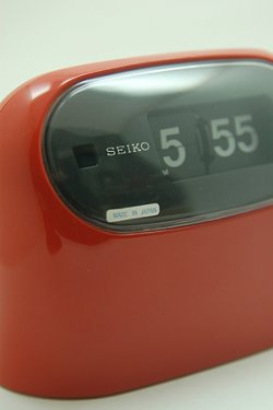 画像1: SEIKO(セイコー)60Hzアラーム付きパタパタ時計 赤