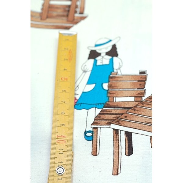 画像3: 布地  生成地テーブルと椅子と花と女の子柄 92cm×300cm (3)