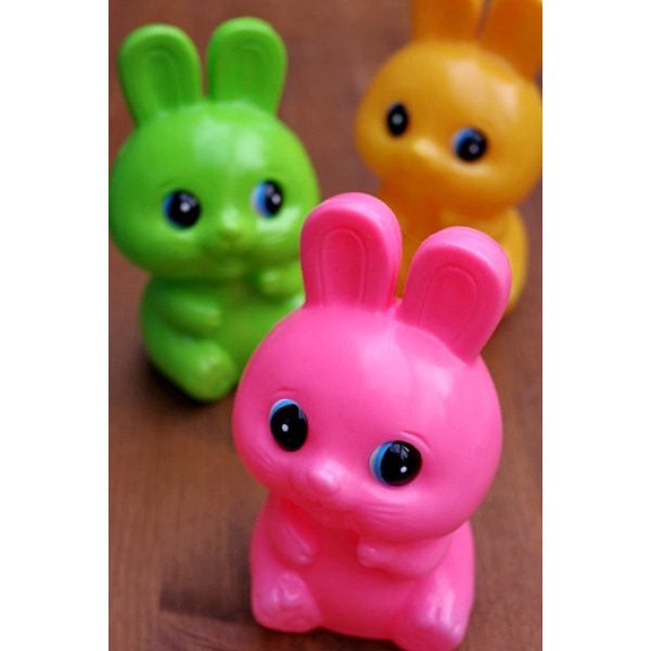 画像1: 幸福銀行 貯金箱 ウサギ(ピンク/緑/黄色) (1)