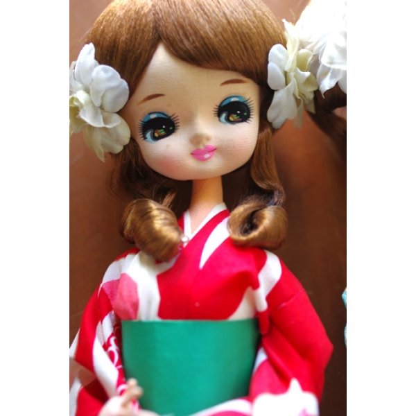 画像2: ポーズ人形 赤い着物の少女 (2)