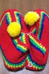 画像: 手編み ルームソックス 赤地 紺×緑×黄色 ボンボン