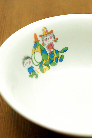 画像1: 菱松陶苑 深形絵皿 犬と子供 (1)