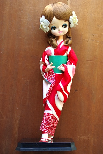 画像: ポーズ人形 赤い着物の少女