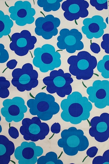 画像: 布地 白地ブルー大きな花柄 226cm×132cm