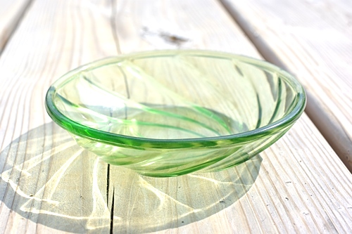 画像: ガラス小皿 緑渦巻き12.3cm