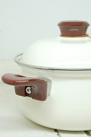 画像1: サンコーウェア ホーロー両手鍋16cm 白×茶 (1)