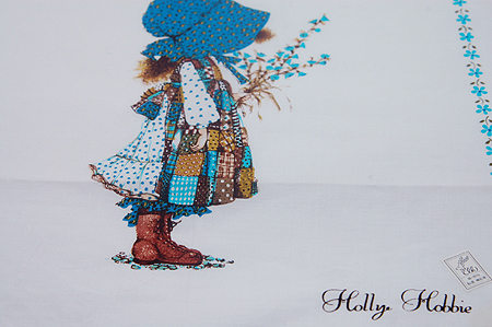 画像: ホリー・ホビー(Holly Hobbie)ハンカチ 女の子青い帽子と花　