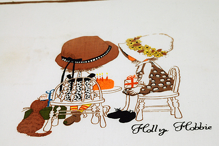画像: ホリー・ホビー(Holly Hobbie)ハンカチ 女の子と猫とケーキ