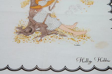 画像: ホリー・ホビー(Holly Hobbie)ハンカチ 裸足の女の子と木のブランコ　