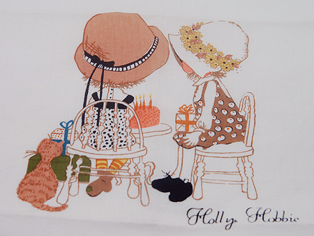 ホリー・ホビー(Holly Hobbie)ハンカチ 女の子と猫とケーキ - マングル