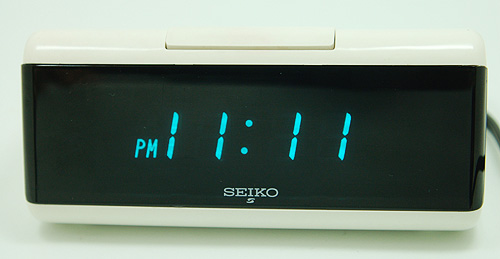 画像: SEIKO(セイコー)アラーム付きデジタル時計 白