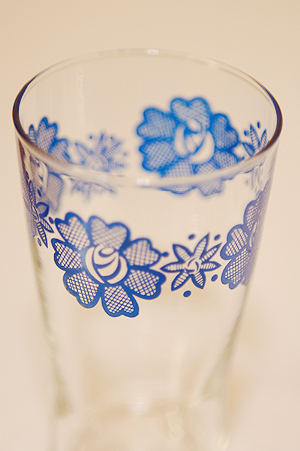 画像: ブルー花柄グラス