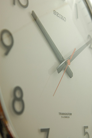 画像1: SEIKO(セイコー)トランジスター壁掛け時計 銀枠 (1)