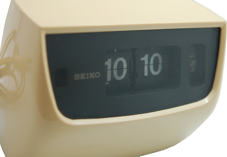 画像: SEIKO(セイコー)50Hzアラーム付きパタパタ時計 アイボリー
